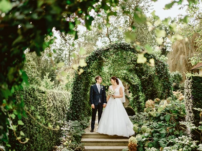Hochzeit - Thalheim bei Wels - romantische Rosenbögen im Paradiesgarten - GANGLBAUERGUT