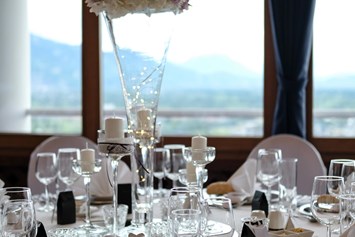 Hochzeit: Ein festlich gedeckte Hochzeitstafel im Burgrestaurant Gebhardsberg. - Burgrestaurant Gebhardsberg
