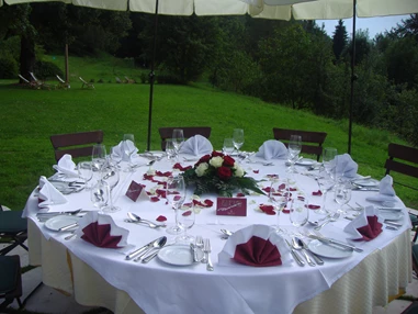 Hochzeit: Hochzeitstafel im Grünen - Romantik Hotel & Restaurant "DIE GERSBERG ALM"