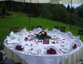 Hochzeit: Hochzeitstafel im Grünen - Romantik Hotel & Restaurant "DIE GERSBERG ALM"