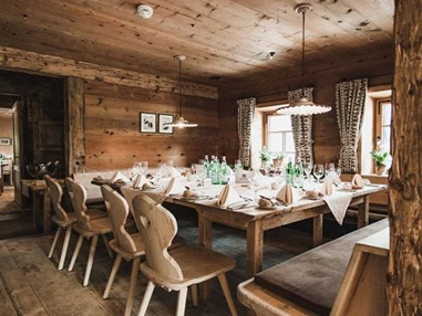 Hochzeitslocation: Die urige Feststube der Rud-Alpe für eure Traumhochzeit in den Bergen. - Rud-Alpe