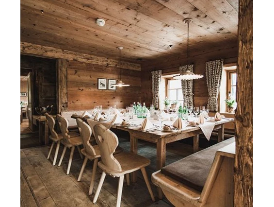 Hochzeitslocation: Die urige Feststube der Rud-Alpe für eure Traumhochzeit in den Bergen. - Rud-Alpe