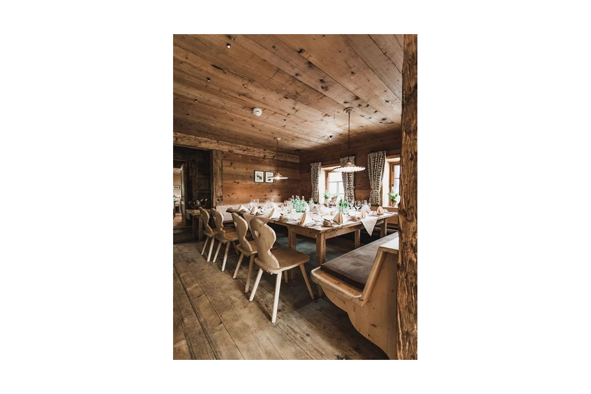 Hochzeitslocation: Die urige Feststube der Rud-Alpe für eure Traumhochzeit in den Bergen. - Rud-Alpe