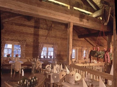 Hochzeitslocation: Die urige Feststube der Rud-Alpe in Lech. - Rud-Alpe