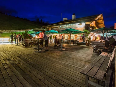 Hochzeitslocation: Die weitläufige Terrasse der Rud-Alpe eignet sich ideal für den Sektempfang oder eine Feier im Freien. - Rud-Alpe