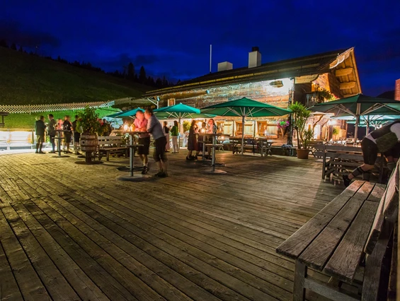 Hochzeitslocation: Die weitläufige Terrasse der Rud-Alpe eignet sich ideal für den Sektempfang oder eine Feier im Freien. - Rud-Alpe