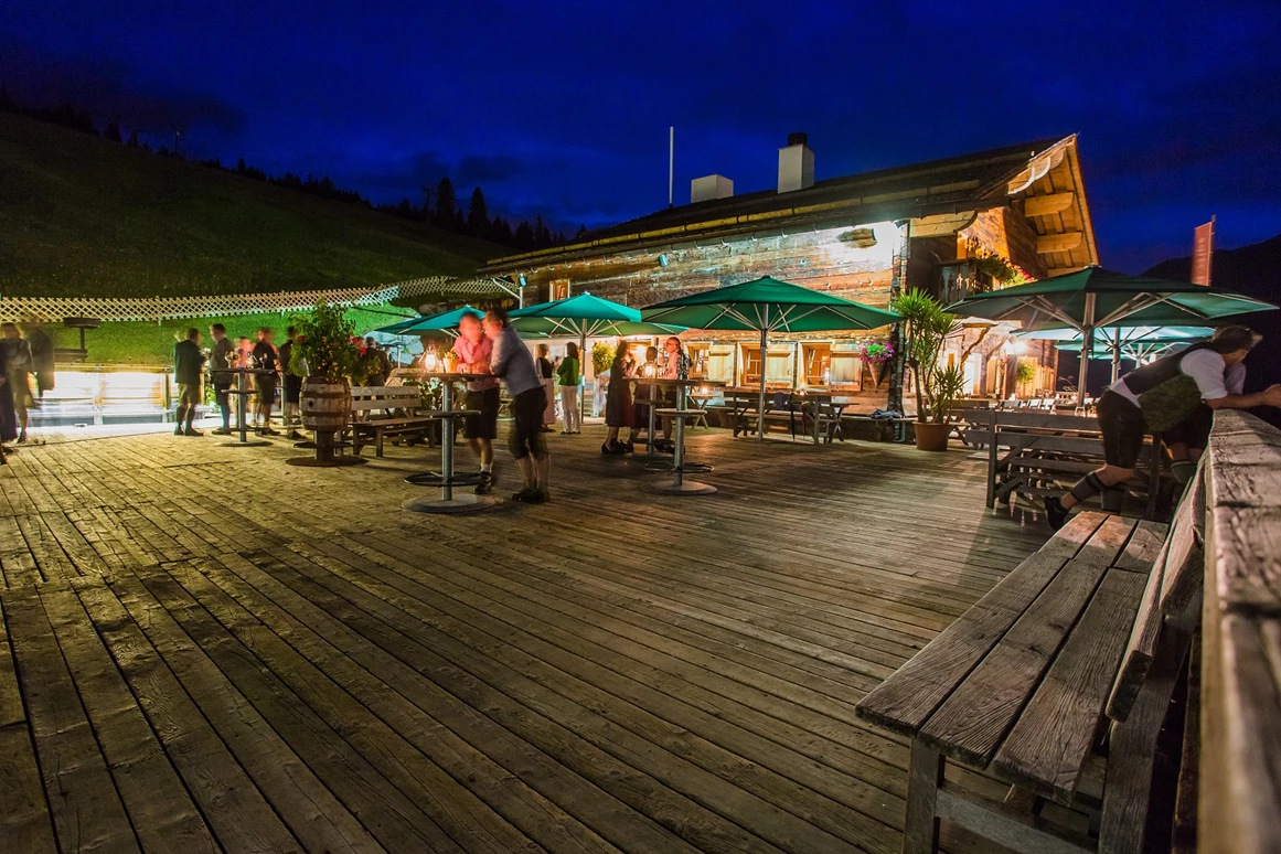 Hochzeitslocation: Die weitläufige Terrasse der Rud-Alpe eignet sich ideal für den Sektempfang oder eine Feier im Freien. - Rud-Alpe