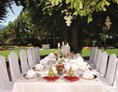 Hochzeit: Eine Hochzeitstafel im Freien im Gartenhotel Maria Theresia. - Gartenhotel Maria Theresia****