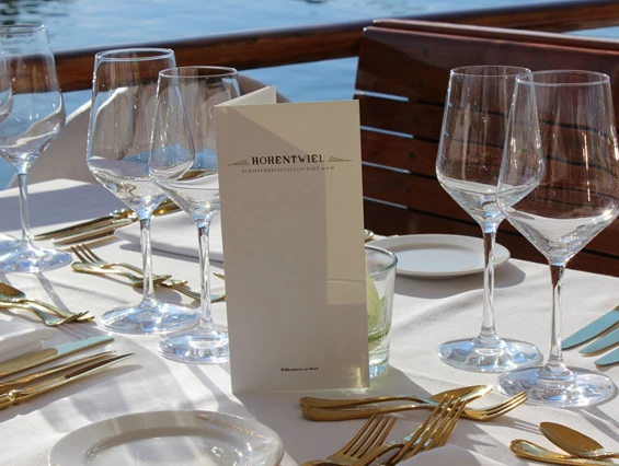 Hochzeitslocation: Unter den Sonnensegeln oder in den eleganten Salons speisen - Historisches Dampfschiff Hohentwiel  am Bodensee