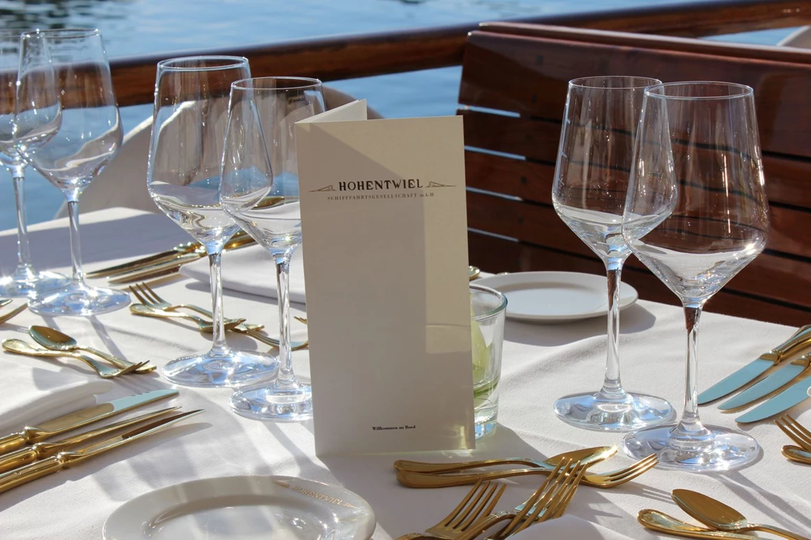Hochzeitslocation: Unter den Sonnensegeln oder in den eleganten Salons speisen - Historisches Dampfschiff Hohentwiel  am Bodensee
