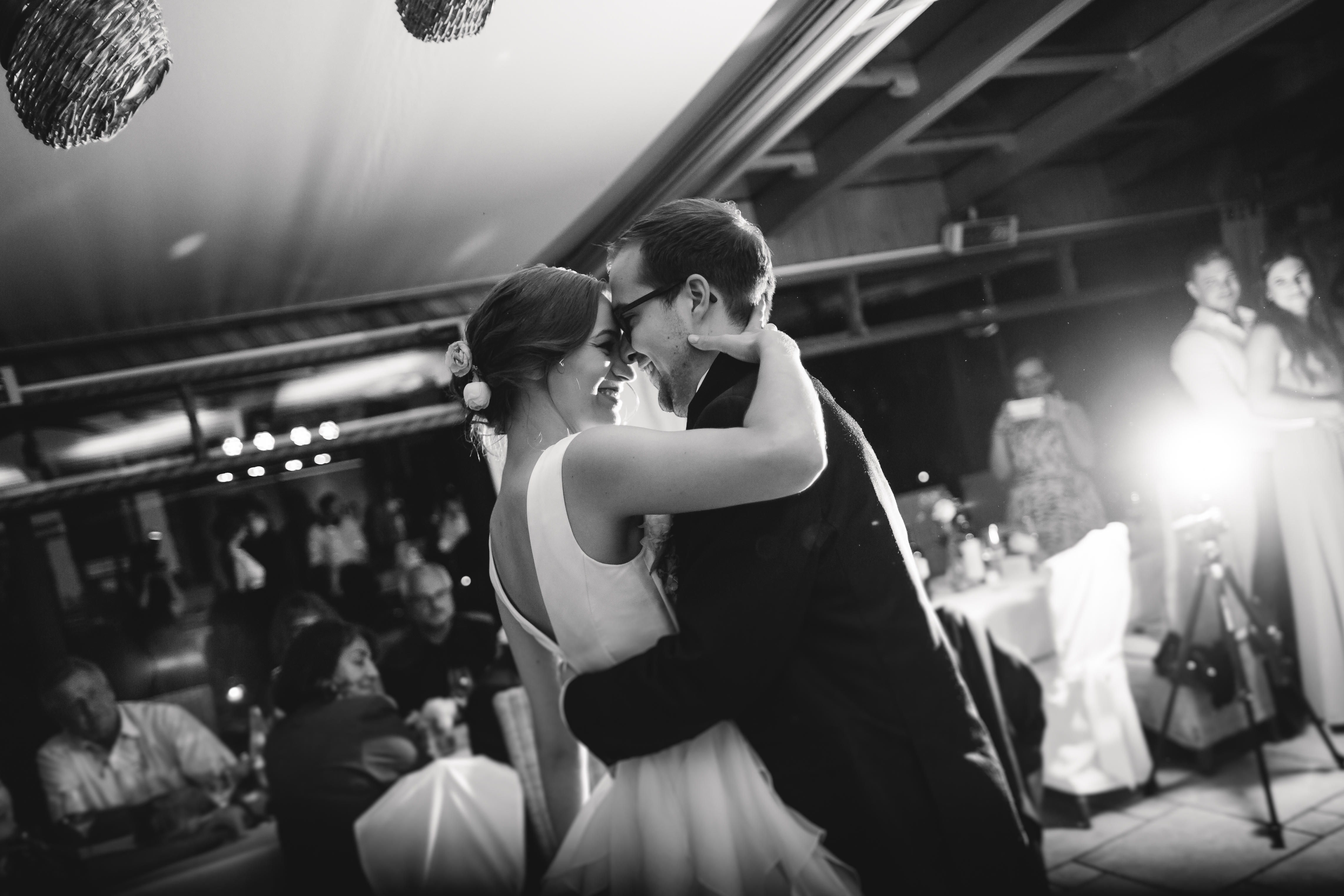 Hochzeitslocation: Der Hochzeitstanz auf der großen Tanzfläche. - Gasthof Perauer