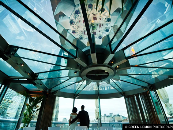 Hochzeitslocation: Heiraten im DO&CO Hotel im Herzen Wiens mit Blick auf den Stephansdom.
Foto © greenlemon.at - DO & CO HOTEL VIENNA