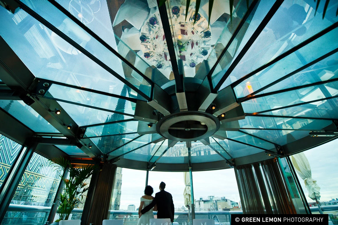 Hochzeitslocation: Heiraten im DO&CO Hotel im Herzen Wiens mit Blick auf den Stephansdom.
Foto © greenlemon.at - DO & CO HOTEL VIENNA