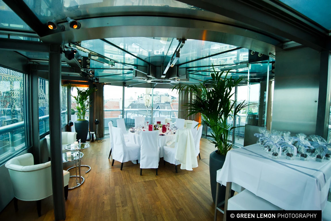 Hochzeitslocation: Heiraten im DO&CO Hotel im Herzen von Wien mit Blick auf den Stephansdom.
Foto © greenlemon.at - DO & CO HOTEL VIENNA