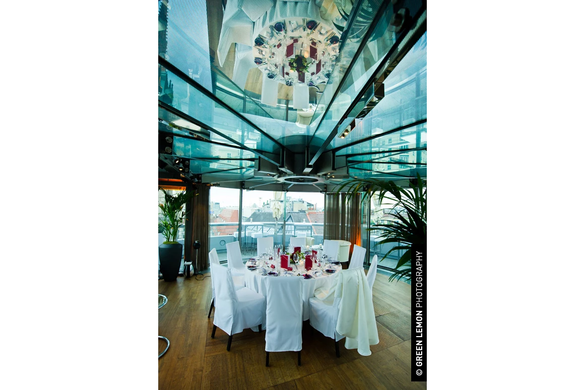 Hochzeitslocation: Heiraten im DO&CO Hotel Wien mit Blick auf den Wiener Stephansdom.
Foto © greenlemon.at - DO & CO HOTEL VIENNA
