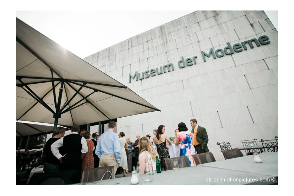 Hochzeit: Feiern Sie Ihre Hochzeit im m32 - Museum der Moderne mit Blick auf die Festung Hohensalzburg. - m32