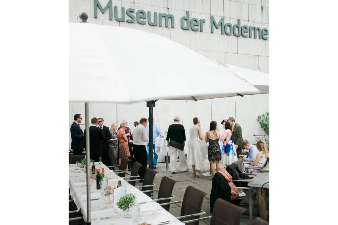 Hochzeit: Feiern Sie Ihre Hochzeit im m32 - Museum der Moderne mit Blick auf die Festung Hohensalzburg. - m32