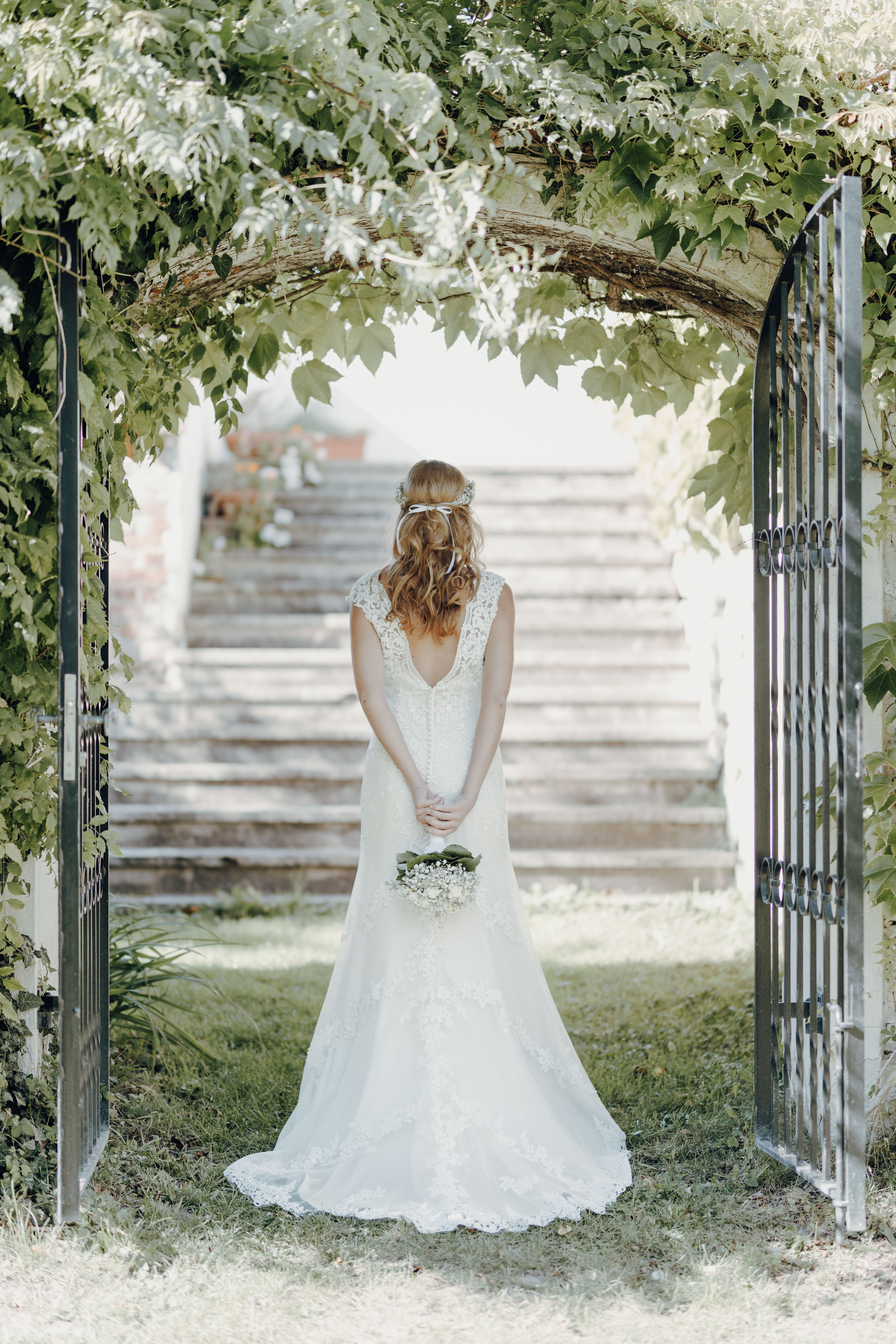 Hochzeit: Das Schloss Lackenbach bietet zahlreiche verträumte Ecken für unvergessliche Hochzeitspaarfotos. - Boutiquehotel zum Oberjäger