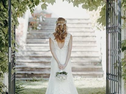 Wedding - Bad Sauerbrunn - Das Schloss Lackenbach bietet zahlreiche verträumte Ecken für unvergessliche Hochzeitspaarfotos. - Boutiquehotel zum Oberjäger