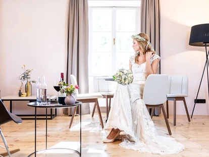 Wedding - Bad Sauerbrunn - Das Schloss Lackenbach bietet zahlreiche verträumte Ecken für unvergessliche Hochzeitspaarfotos. - Boutiquehotel zum Oberjäger