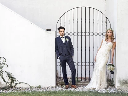 Wedding - Bad Sauerbrunn - Das Schloss Lackenbach bietet zahlreiche verträumte Ecken für unvergessliche Hochzeitspaarfotos. - Boutiquehotel zum Oberjäger