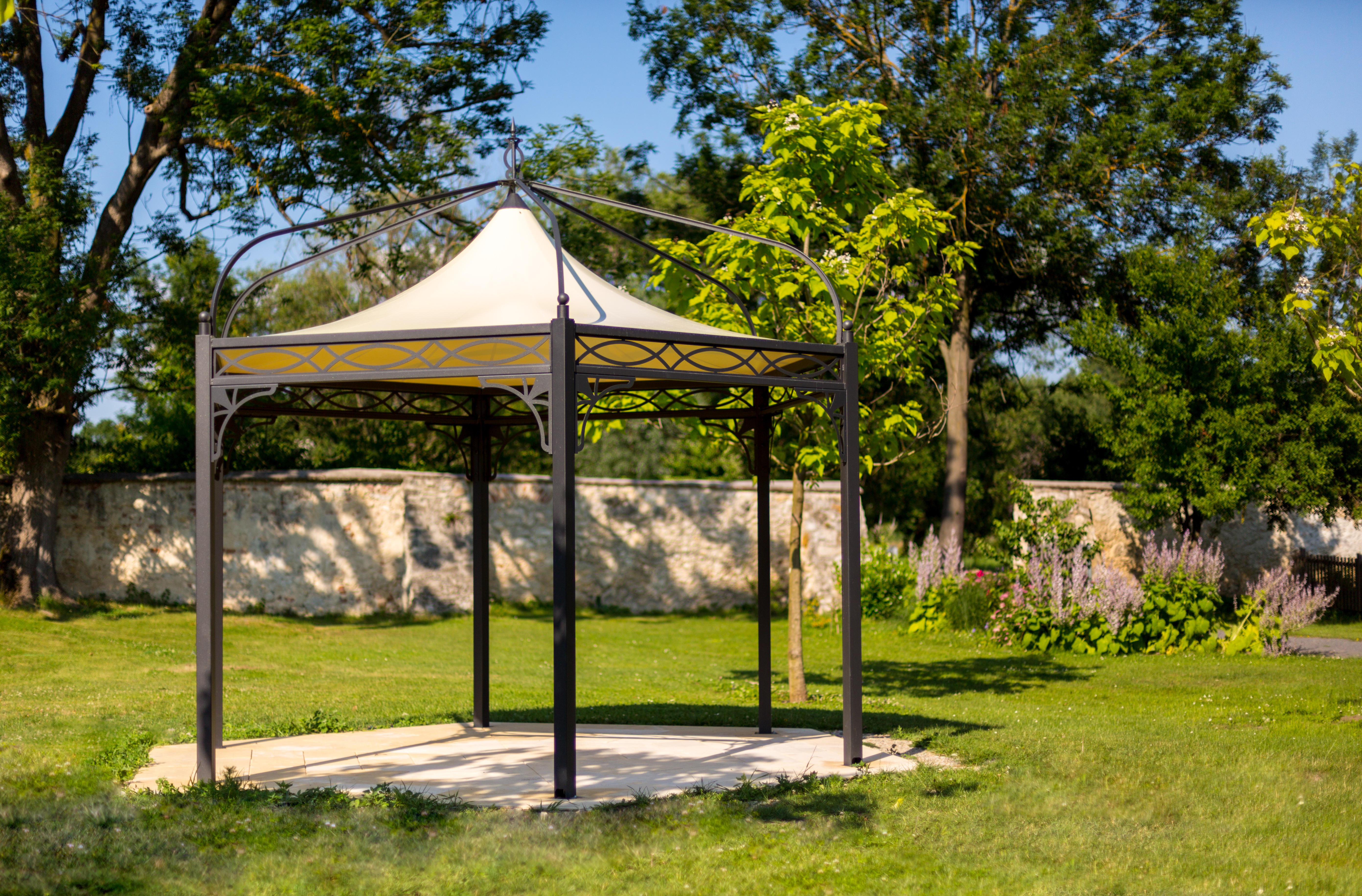 Hochzeit: Unser Hochzeitspavillon in der Gartenanlage des Schloss Lackenbach. - Boutiquehotel zum Oberjäger