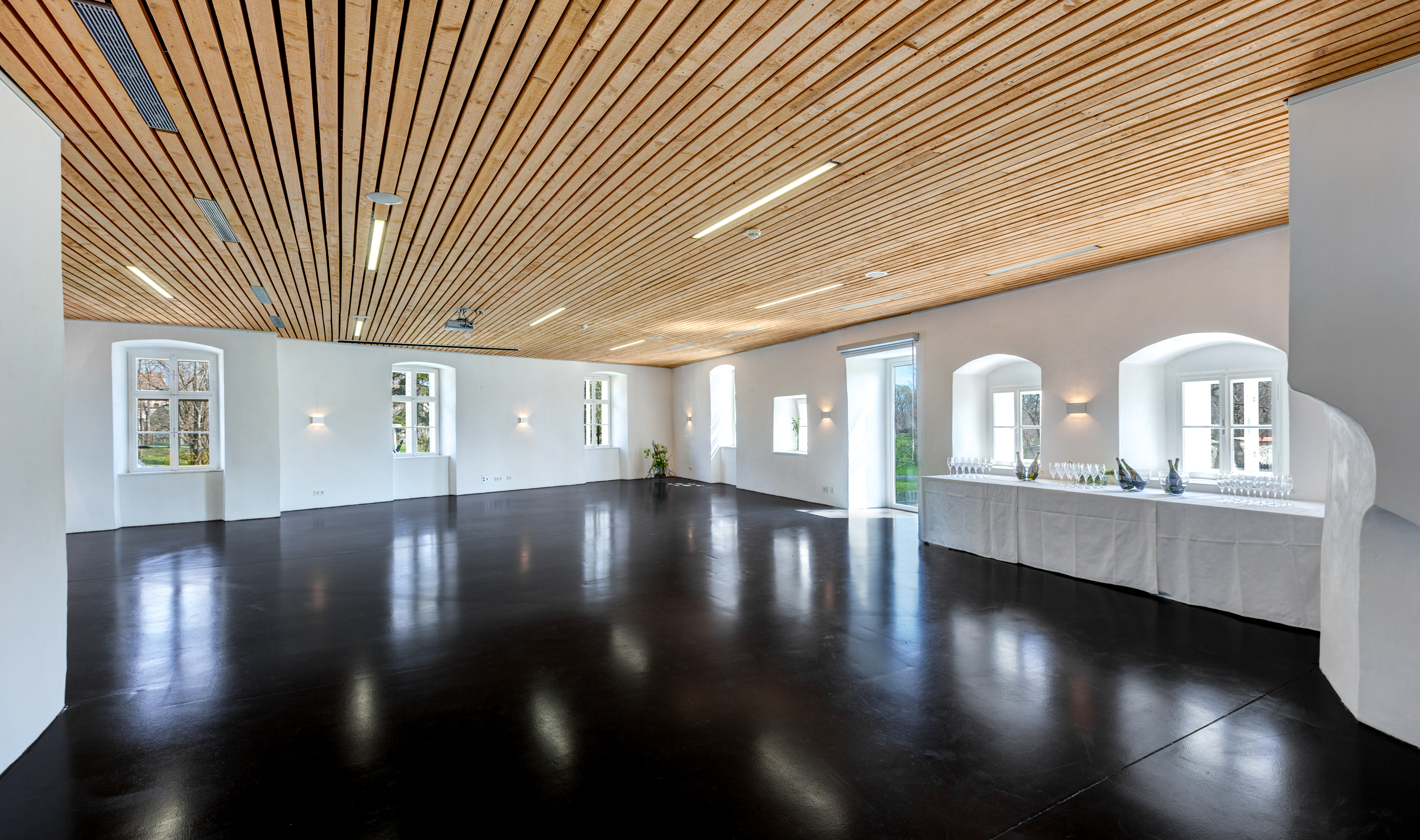 Hochzeit: Der leere Festsaal des Schloss Lackenbach. - Boutiquehotel zum Oberjäger