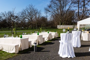 Hochzeit: Bei Schönwetter kann die Tafel auf Schloss Lackenbach auch gerne im Freien stattfinden. - Schloss Lackenbach