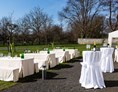Hochzeit: Bei Schönwetter kann die Tafel auf Schloss Lackenbach auch gerne im Freien stattfinden. - Schloss Lackenbach