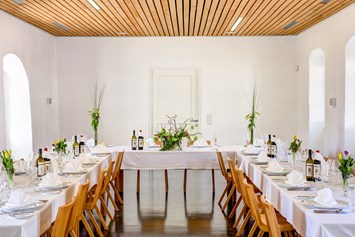 Hochzeit: Im Festsaal haben Sie bei Schlechtwetter die Möglichkeit ihre Gäste kulinarisch zu verwöhnen. - Schloss Lackenbach