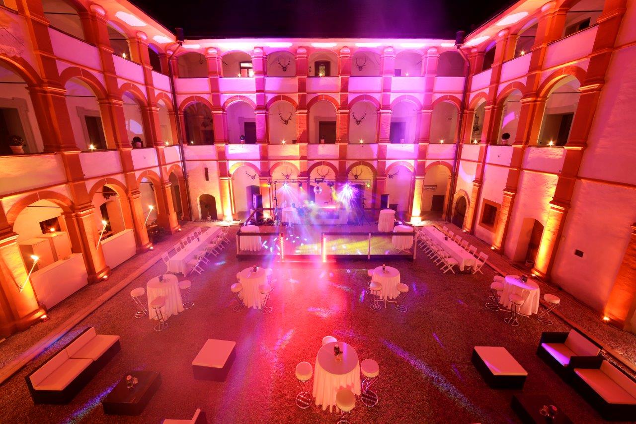 Hochzeitslocation: Schlossinnenhof mit Tanzbühne - Schloss Pernegg