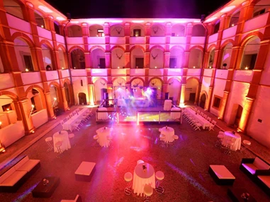 Hochzeitslocation: Schlossinnenhof mit Tanzbühne - Schloss Pernegg