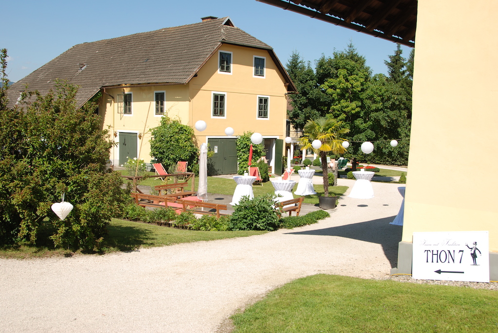 Hochzeit: ein uriger Tanzboden im stilgerechten Ambiente - Thon 7 - Feiern mit Tradition