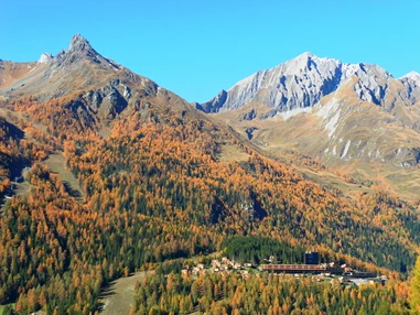 Hochzeit: Gradonna Gesamtansicht im Herbst - Gradonna ****s Mountain Resort Châlets & Hotel