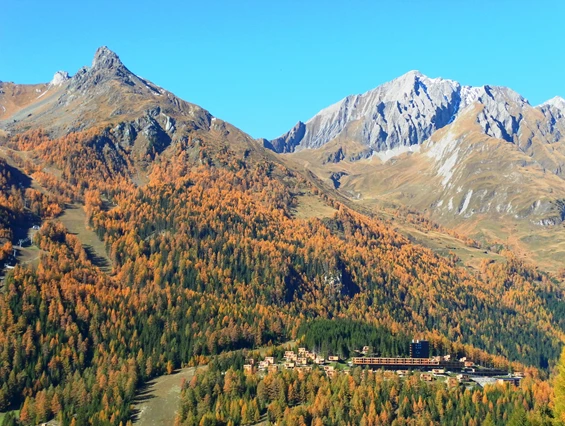 Hochzeit: Gradonna Gesamtansicht im Herbst - Gradonna ****s Mountain Resort Châlets & Hotel