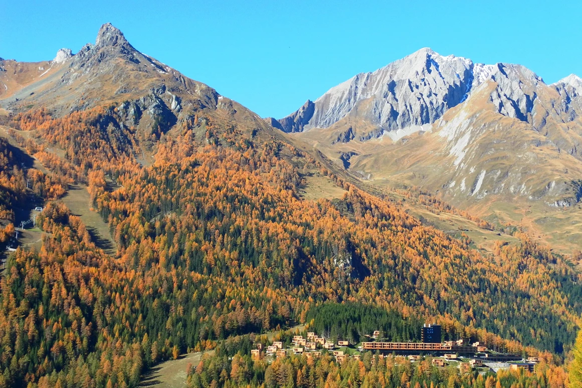 Hochzeit: Gradonna Gesamtansicht im Herbst - Gradonna ****s Mountain Resort Châlets & Hotel