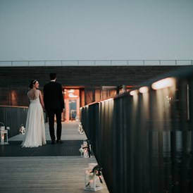Hochzeit: Über die Brücke ins Eheglück schreiten. - Seehotel am Kaiserstrand