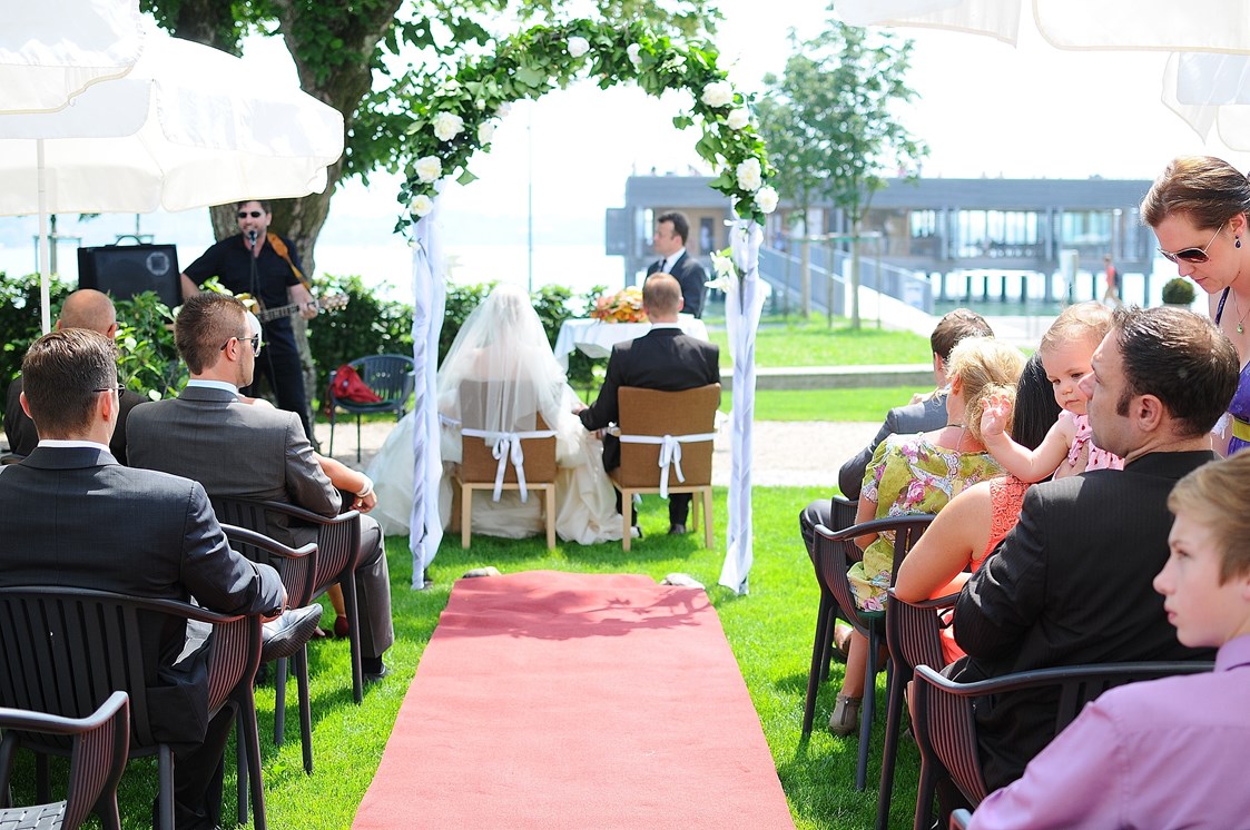Hochzeit: Hochzeitszeremonie im Garten - Seehotel am Kaiserstrand