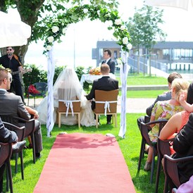 Hochzeit: Hochzeitszeremonie im Garten - Seehotel am Kaiserstrand