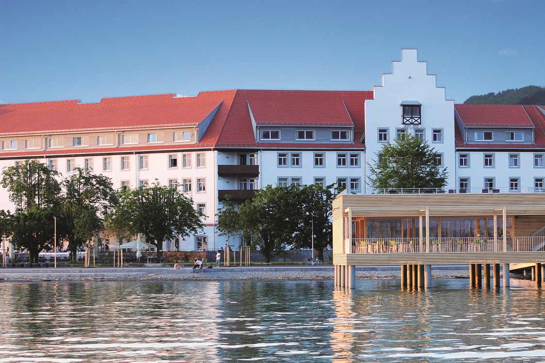 Hochzeit: Blick auf das Seehotel mit dem Badehaus im Vordergrund - Seehotel am Kaiserstrand