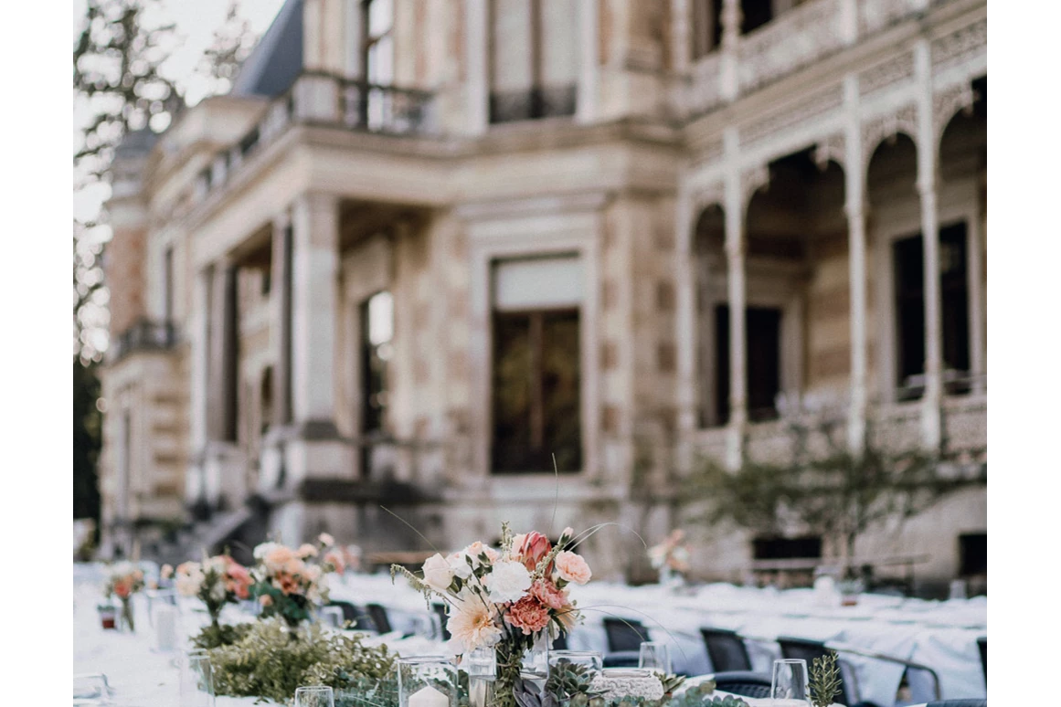 Hochzeitslocation: Gartenhochzeit in Wien mit Blick auf den Lainzer Tiergarten und die historische Hermesvilla. - Hermes Café Restaurant Labstelle