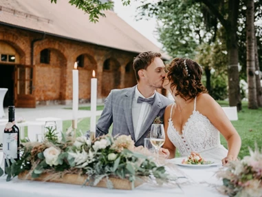 Hochzeit: Hochzeitsessen im Garten © Picture ME & MY Wedding - Seifenfabrik Veranstaltungszentrum
