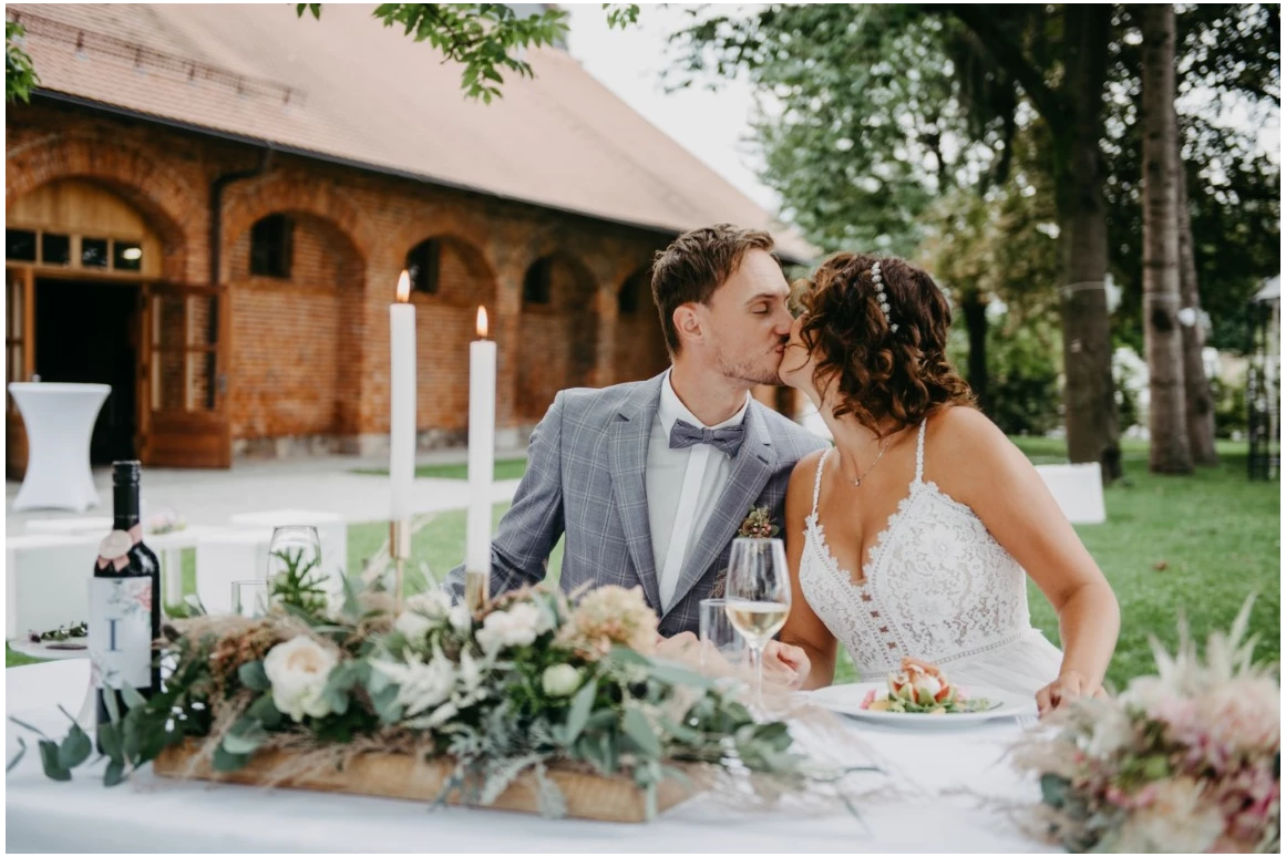 Hochzeit: Hochzeitsessen im Garten © Picture ME & MY Wedding - Seifenfabrik Veranstaltungszentrum
