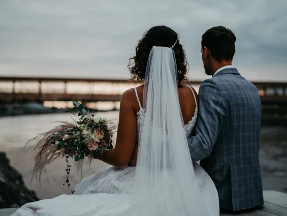 Hochzeit: Brautpaarshooting am Wasser © Picture ME & MY Wedding - Seifenfabrik Veranstaltungszentrum