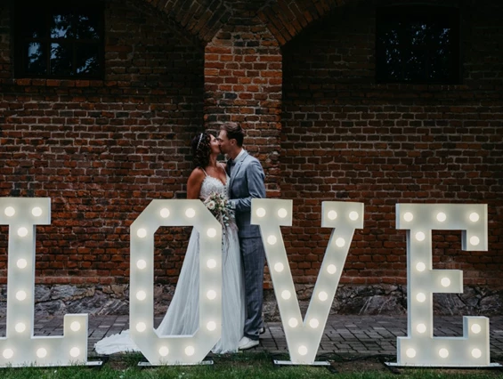 Hochzeit: Brautpaarshooting entlang der Backsteinwand © Picture ME & MY Wedding - Seifenfabrik Veranstaltungszentrum