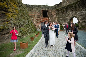 Hochzeit: Romantische Gartenhochzeit auf der Burg Güssing. - Burg Güssing
