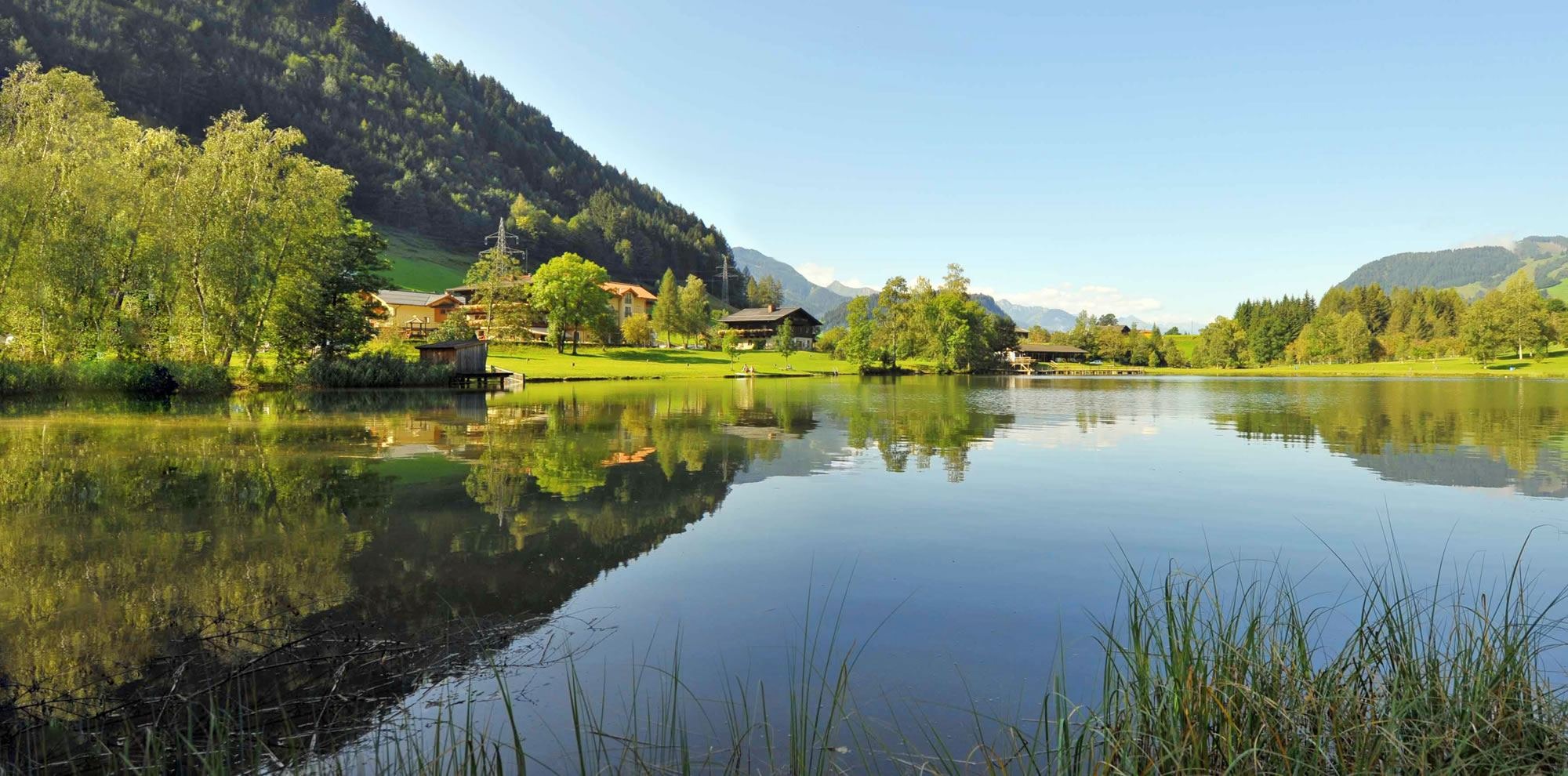 Bruiloft - Salzburgerland -     Brautpaar bei romantischer Hochzeit am Böndlsee in Goldegg im Salzburger Land. - Hotel Seeblick