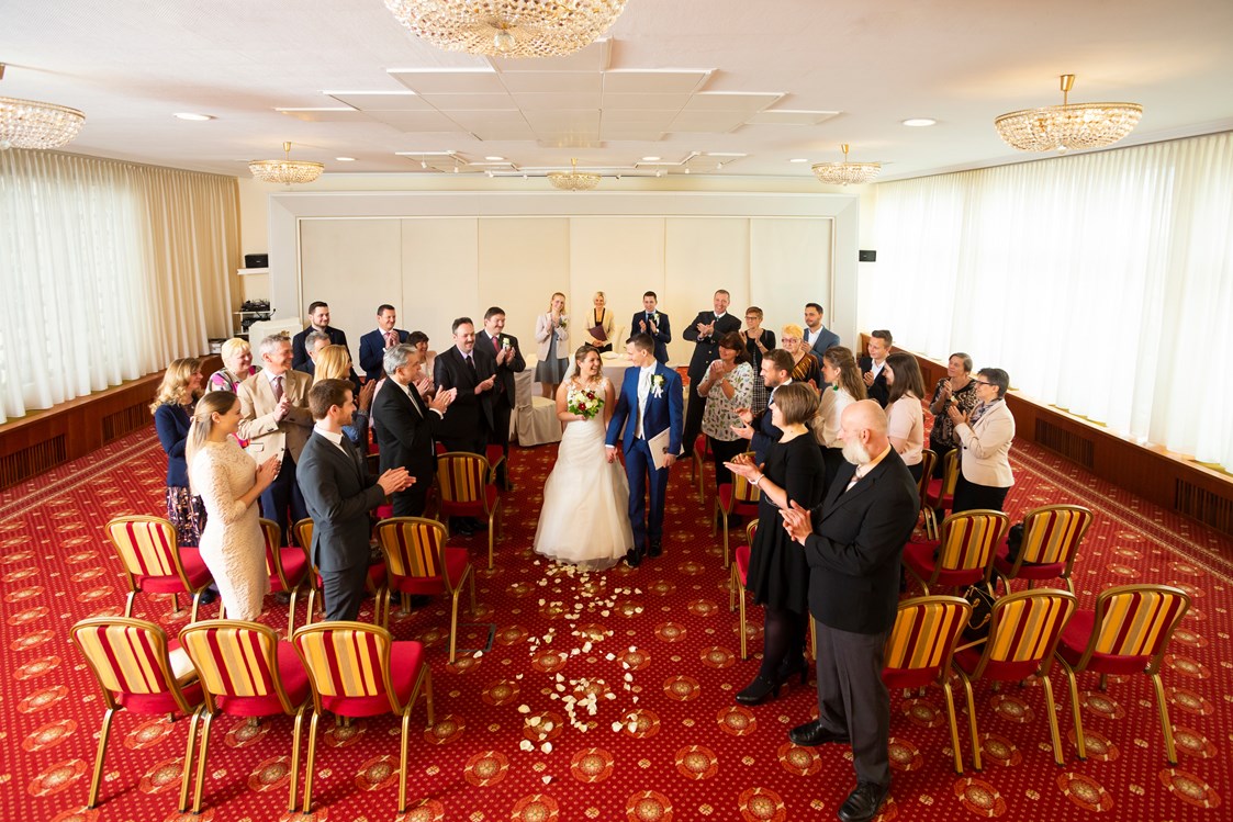 Hochzeit: Hotel Stefanie - Standesamtliche Trauung mit Gästen im Konferenzsaal - Hotel & Restaurant Stefanie
