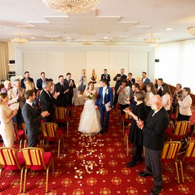 Hochzeit: Hotel Stefanie - Standesamtliche Trauung mit Gästen im Konferenzsaal - Hotel & Restaurant Stefanie