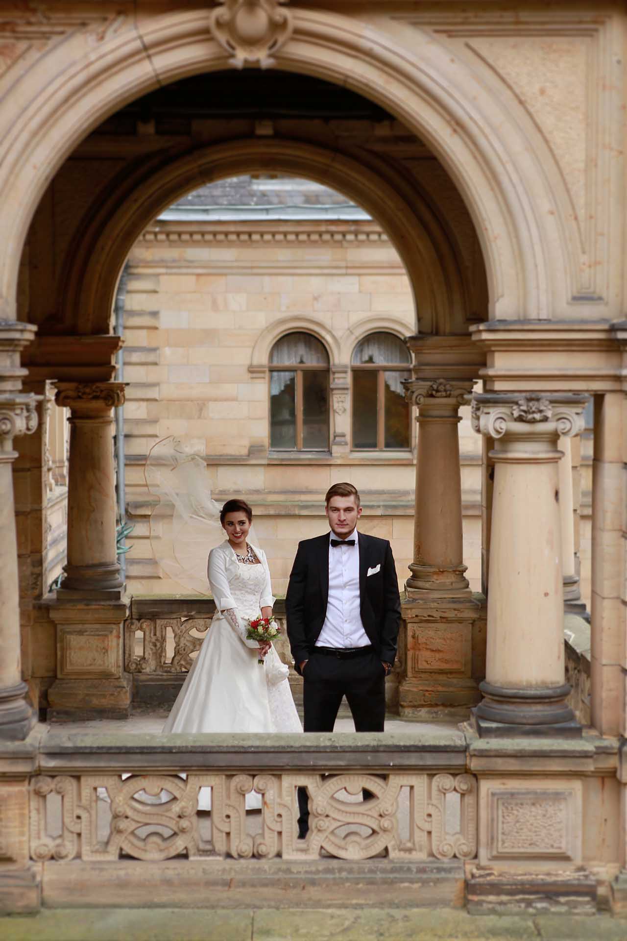 Hochzeit: Hochzeitspaar am Haupteingang - Neues Jagdschloss Hummelshain